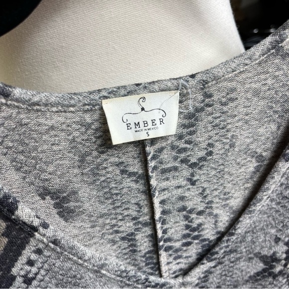 Ember Snakeskin Print V-Neck Short Dolman Sleeve Women's Knit Top Size S - Picture 5 of 5